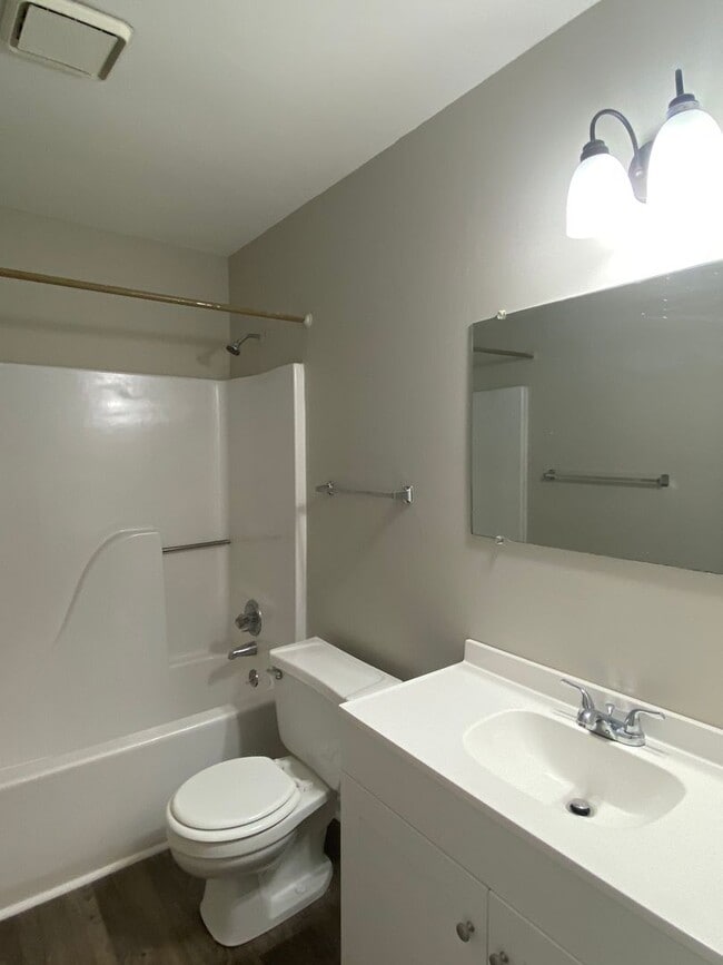 Building Photo - Move In Ready!!