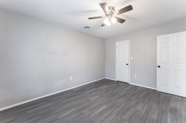 Building Photo - 2316-2318 Raven Ln