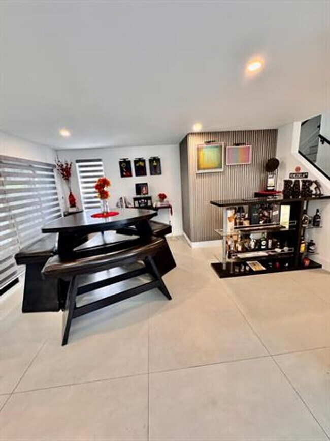 Building Photo - 1081 Wilshire Cir E