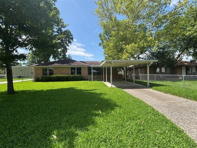 Building Photo - 211 Long Dr