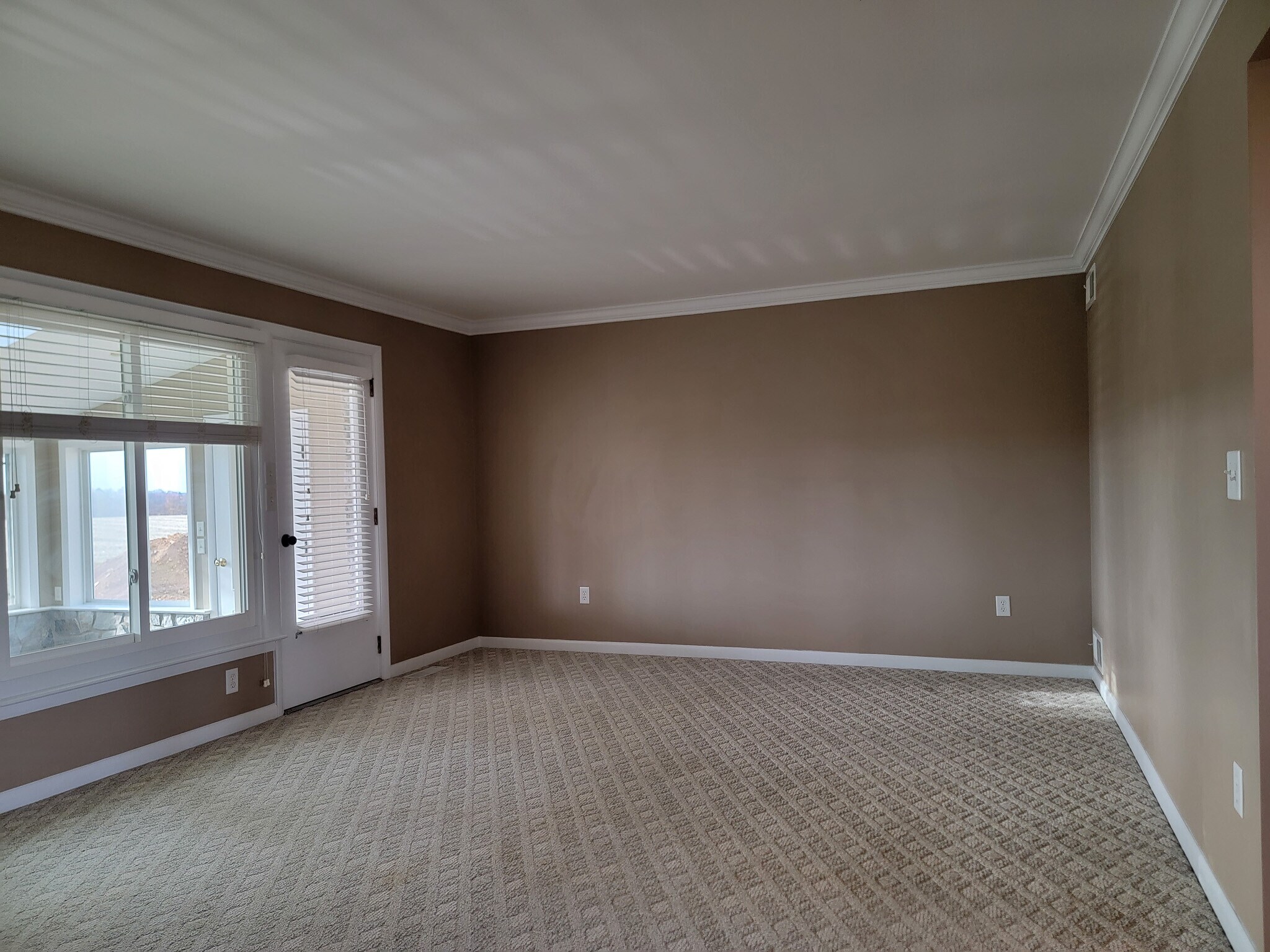 Building Photo - 502 W Newport Rd