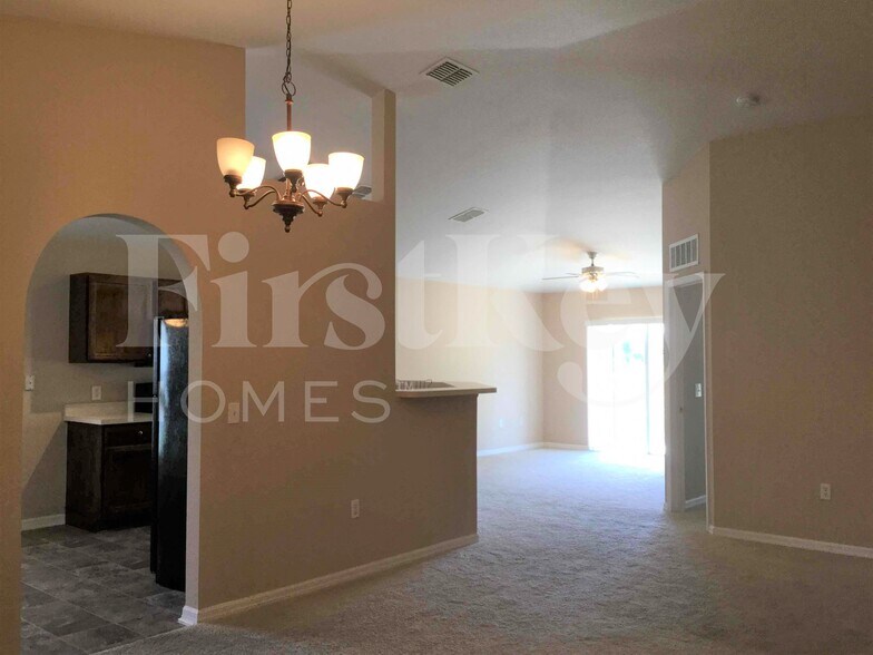 Building Photo - 425 Hammerstone Ave