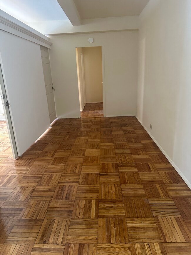 Living / dining area - 1680 Metropolitan Ave