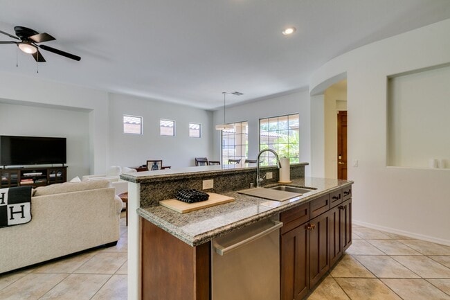 Building Photo - Elegant 3Bedroom/2.5Bath Furnished Home with Casita in Anthem Country Club