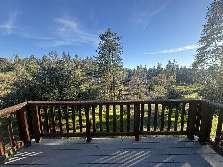 Building Photo - 504 Dogwood Dr