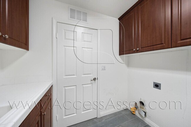 Building Photo - 8036 Englesma St