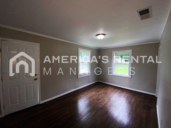 Building Photo - 104/105 7th Ave SE