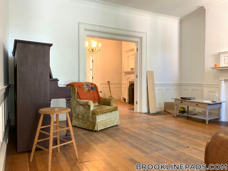 Primary Photo - 1726 Beacon St