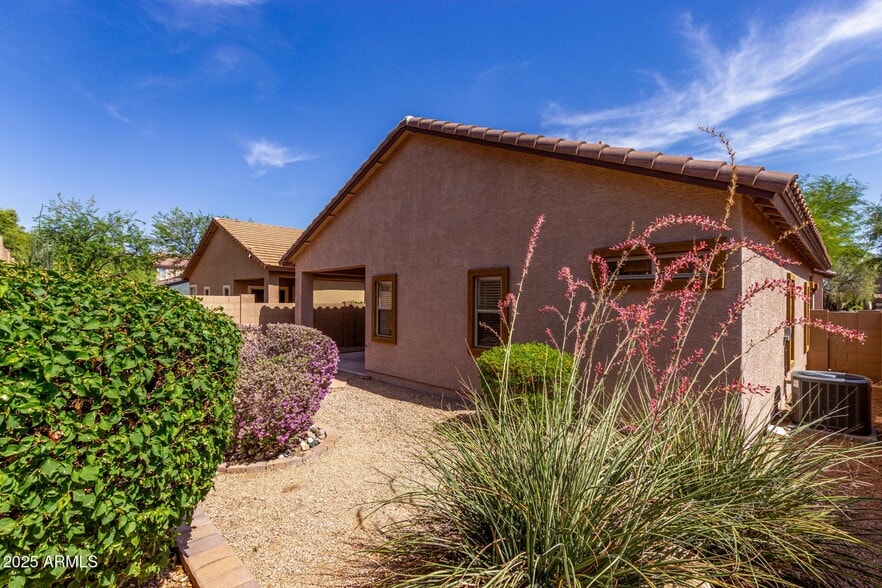 Building Photo - 2556 W Amber Sun Dr