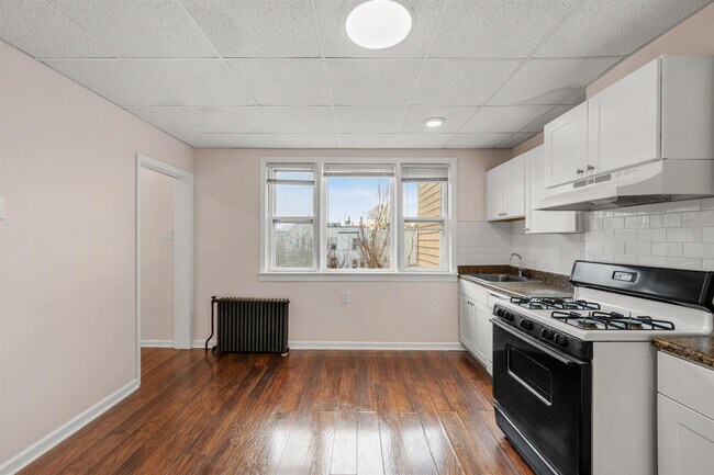 Building Photo - 37 Pearsall Ave