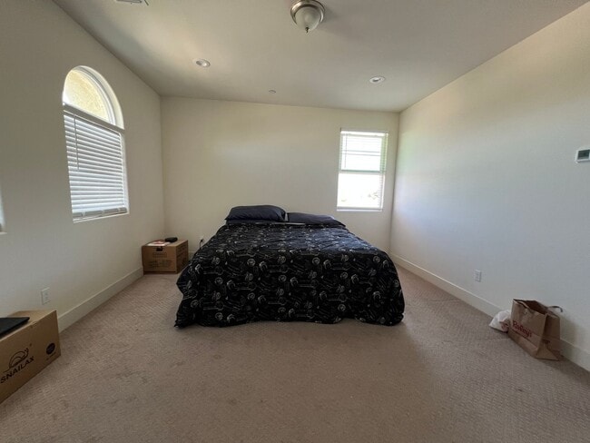Building Photo - Beautiful Home Near Parks, Travel, And More!