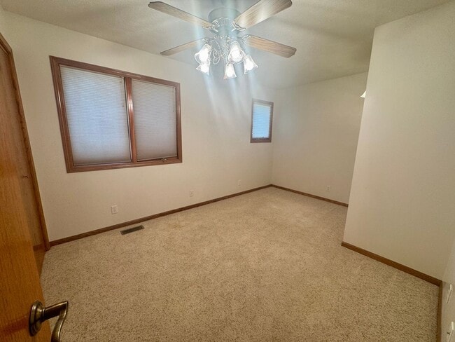 Building Photo - 55+ Community - 2 bed, 2 bath Townhouse in...
