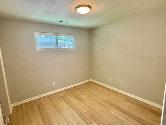 Building Photo - 314 Woodview Ave