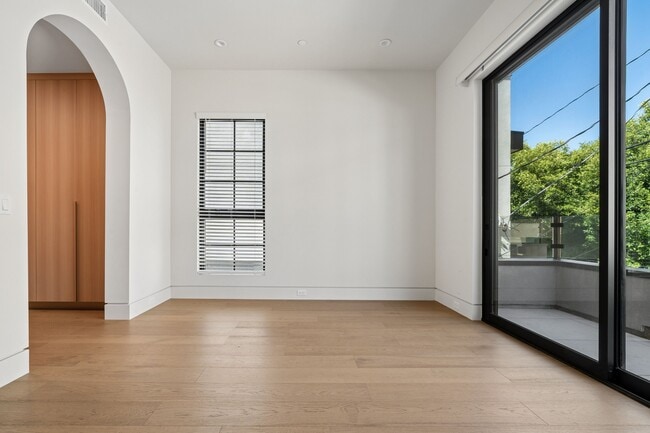 Building Photo - 652 Huntley Dr
