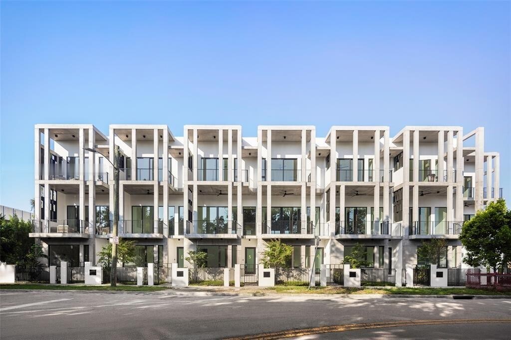 Building Photo - 92 SW 28th Rd