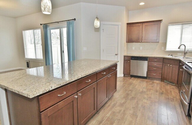 Building Photo - Spacious Home in Quiet Neighborhood