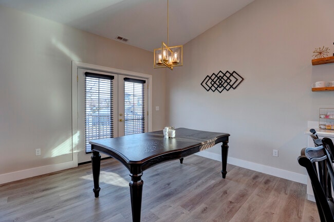 Building Photo - 855 Lincoln Dr
