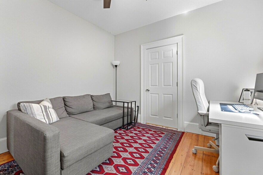 Building Photo - 722 E 2nd St