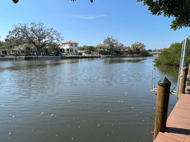 Building Photo - Annual Turnkey Ground floor Furnished Condo in downtown Sarasota