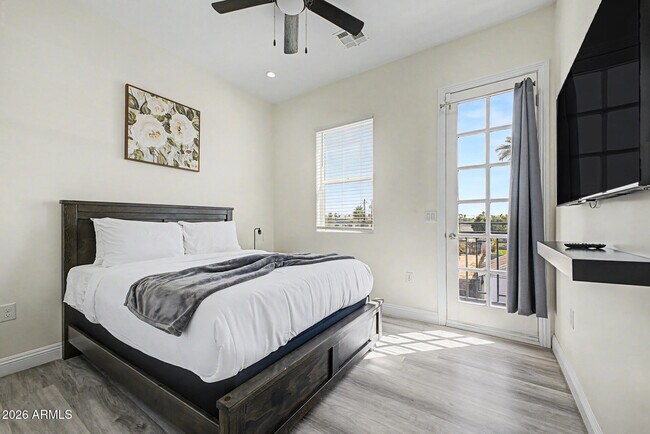 Building Photo - 1344 E Polk St