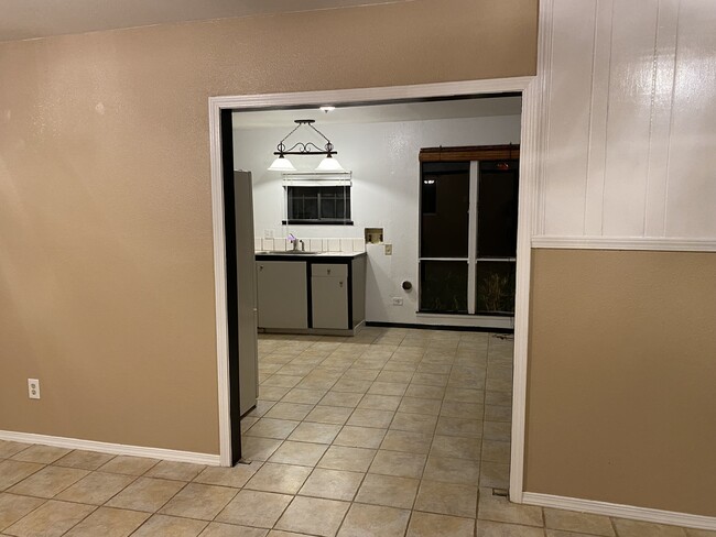 Living area looking into kitchen/dining area - 3333 Hamblen Ct