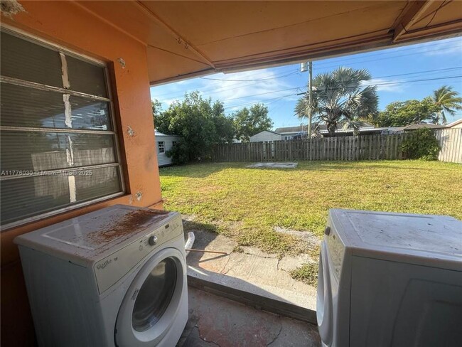 Building Photo - 2 bedroom in Hollywood FL 33023