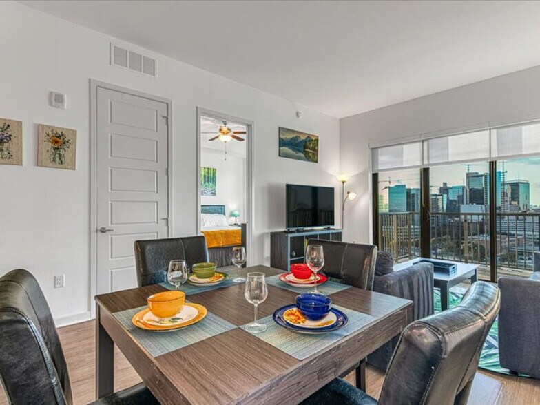 Building Photo - 2121 Holcombe Blvd