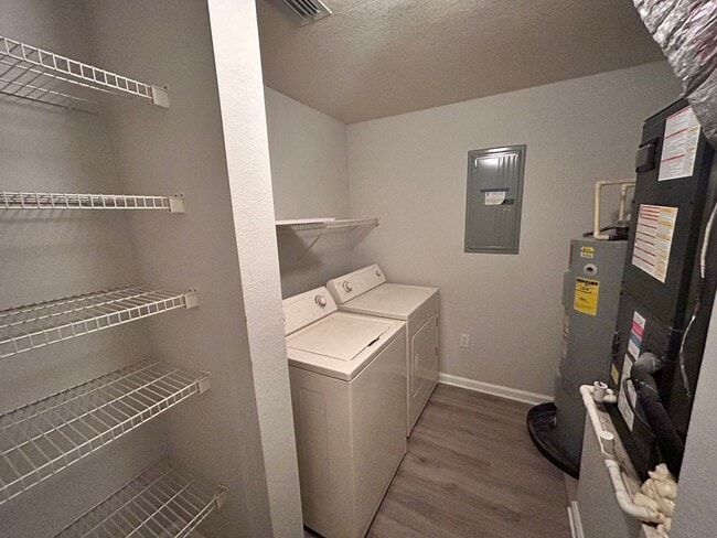 Building Photo - Lovely 2/2 Ground Floor Condo For Rent in ...