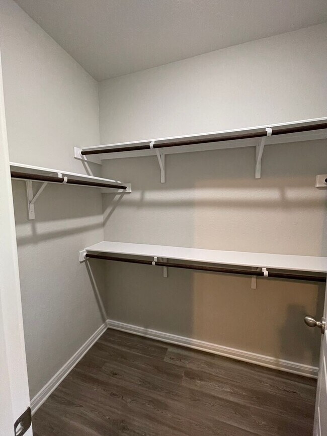 Building Photo - Luxury 3/2 duplex in NBTX