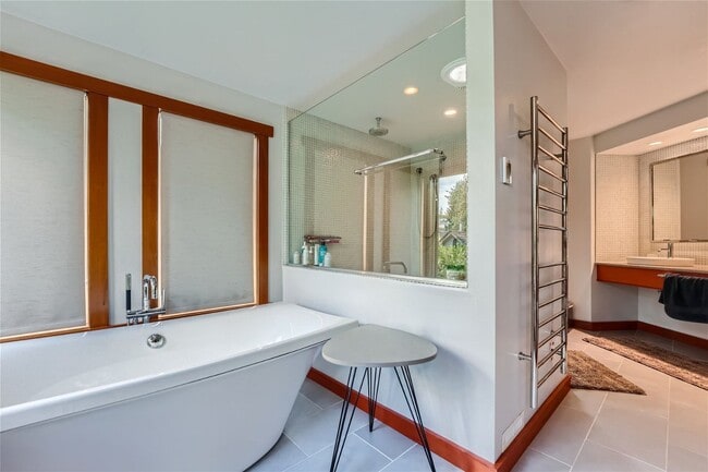 Building Photo - Queen Anne Home