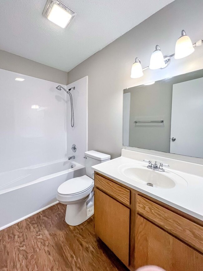 Building Photo - Conveniently Located 2-bedroom Townhome