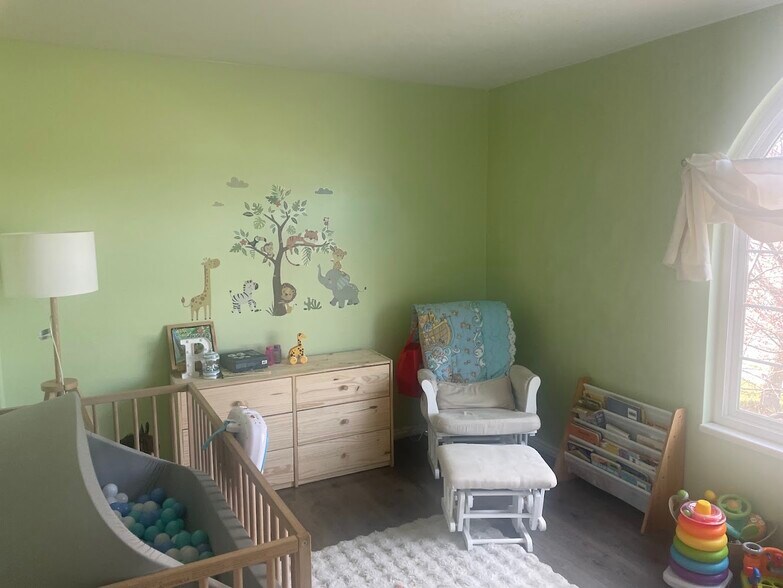 Building Photo - 758 E New England Dr