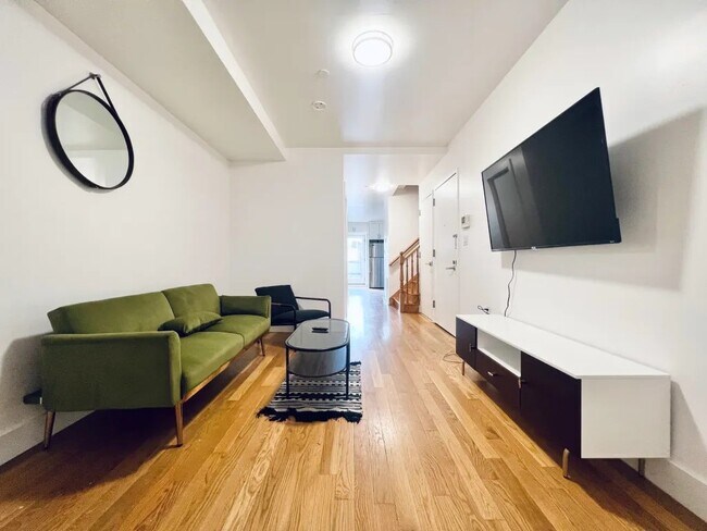 Building Photo - Furnished room/NOT APARTMENT