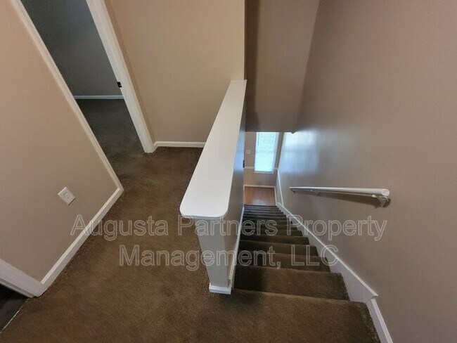 Building Photo - 2309 Creekview Dr