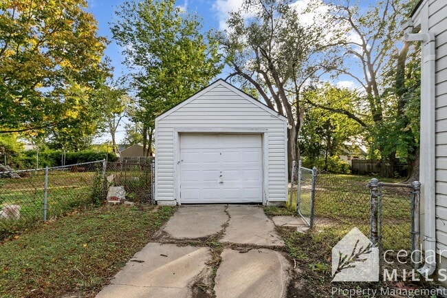 Building Photo - 4 Bedroom w/ a Basement!