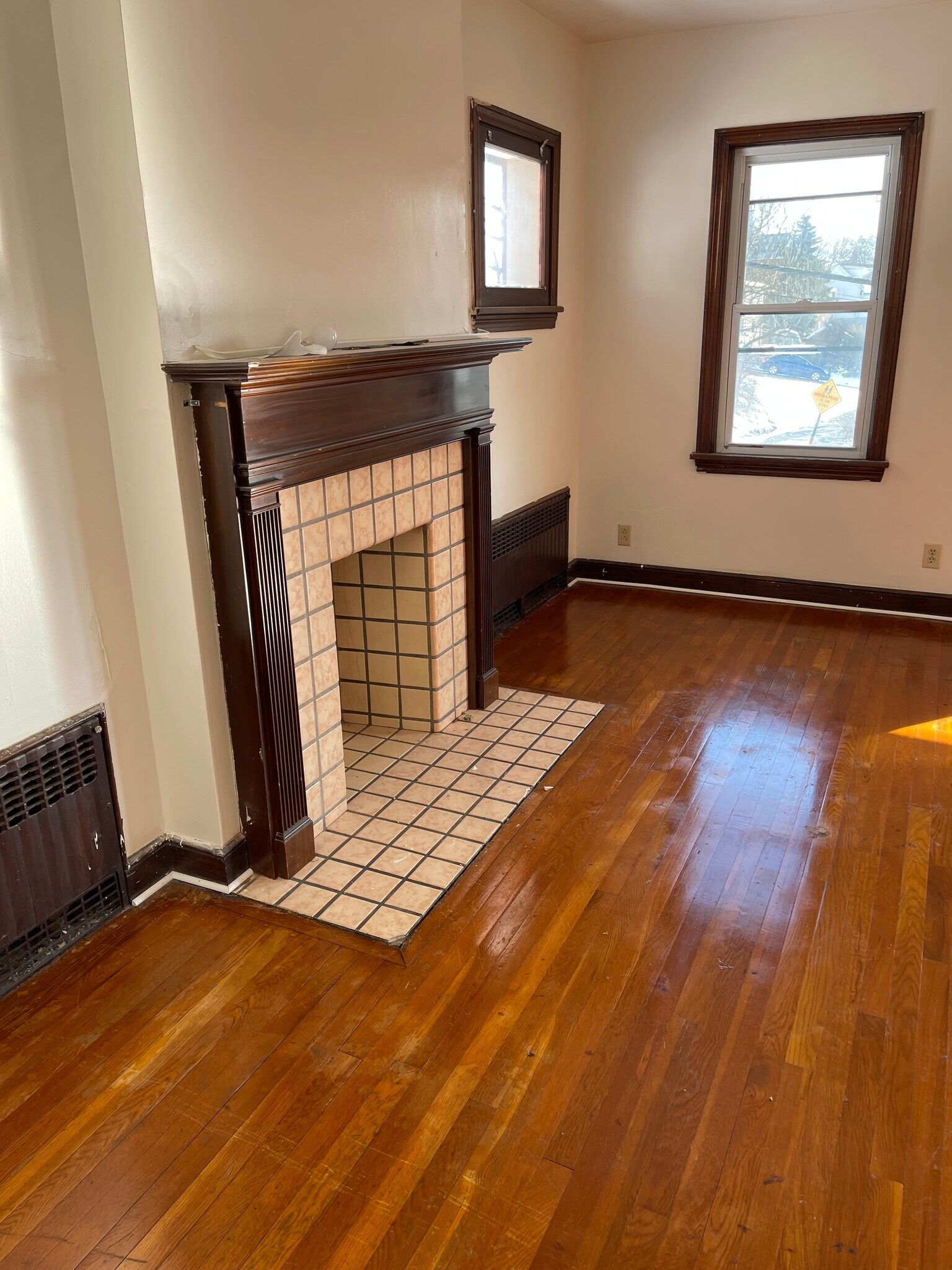 Family room - 3417 Grover St