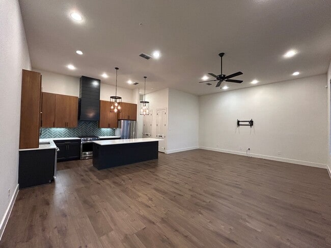 Building Photo - Town Creek CONDO! Large Balcony / Fridge, Washer, Dryer Included / Garage / NBISD