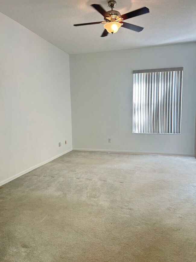 Building Photo - Beautiful Home with Water View in Eastwood!