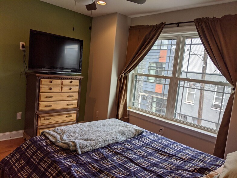 Building Photo - 624 Dudley St