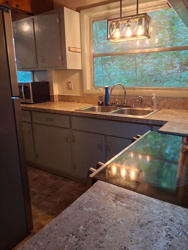 Building Photo - $1,800 - 2 Bedroom / 1.5 Bath Unfurnished ...