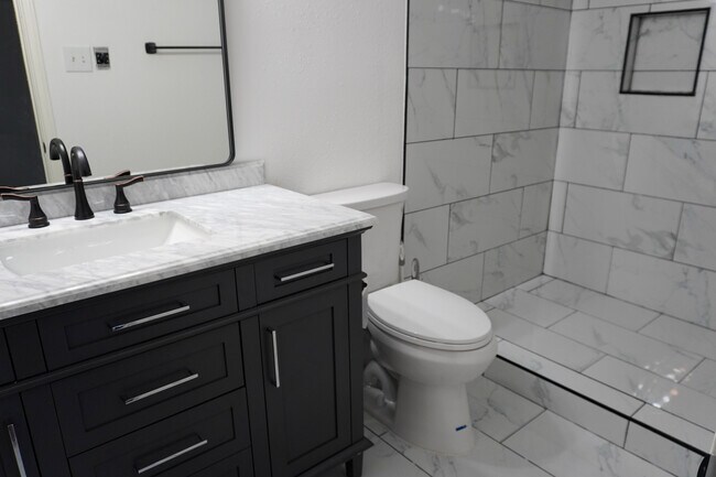 Master Bath - 5204 Summer Dr