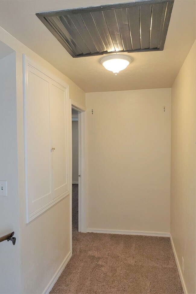 Building Photo - AMAZING 5 BED, 2 BATH MILLERS ADDITION NW OKC
