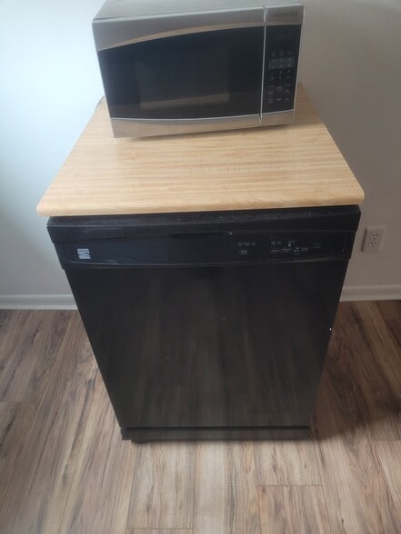 Dish washer - 214 W Main St