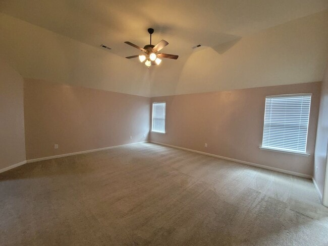 Building Photo - Breathtaking 4 Bedroom Home in Highgrove a...