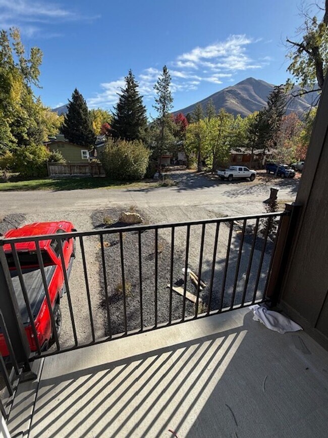 Building Photo - 504 S 5th St