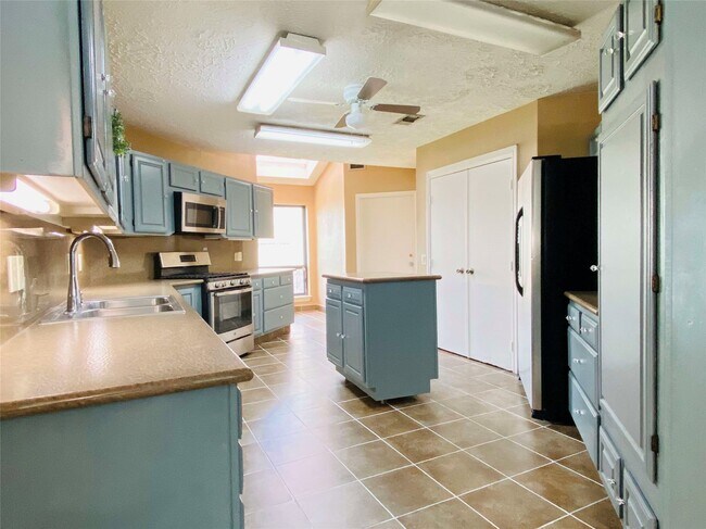 Building Photo - 2001 Highland Hills Dr