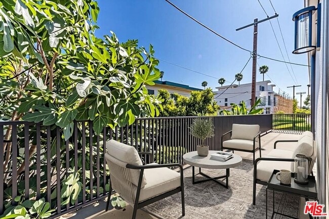 Building Photo - 6021 1/2 Romaine St