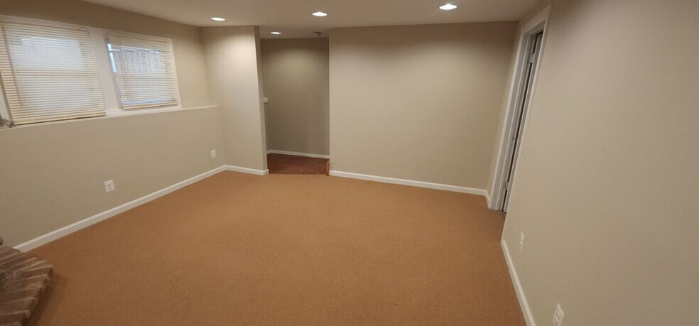 Building Photo - 7886 Marioak Dr