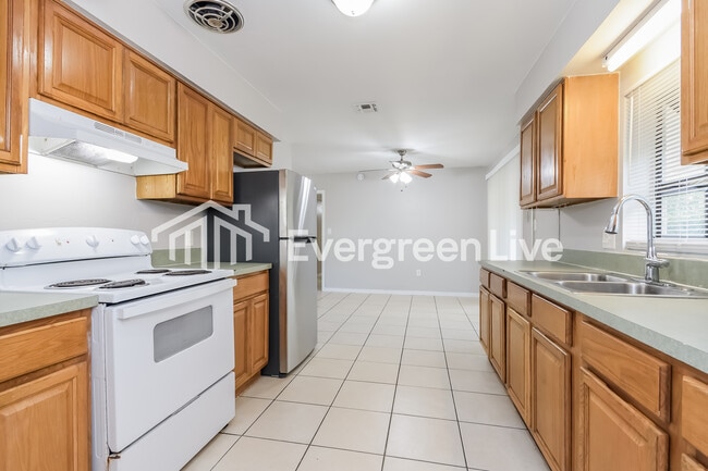 Building Photo - 2222 N Hastings St