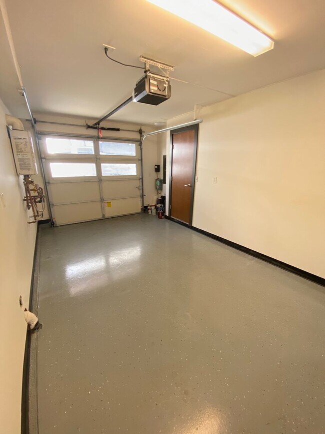 Building Photo - Modern Urban Living with Iconic Skyline Views  + 2 Weeks Free Rent